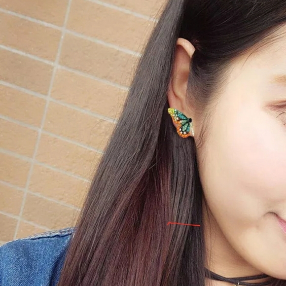 🌻 Stunning Butterfly Earrings - Picture 4 of 5